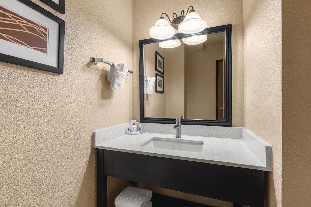 Comfort Inn & Suites Vancouver Downtown City Center Εξωτερικό φωτογραφία